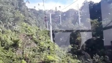 Skyway teleferiğindeki Chin Sweet mağara tapınağı Genting Highland, Malezya 'da Genting Highland' dan Genting Highlands 'a giden bir teleferikle Kuala Lumpur, Skyway Cable Car...