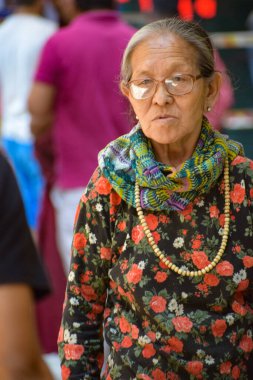 Eski Delhi, Hindistan - 9 Aralık 2019: Delhi 'nin eski caddesinde gündüz vakti farklı bir ifadeye sahip kadın