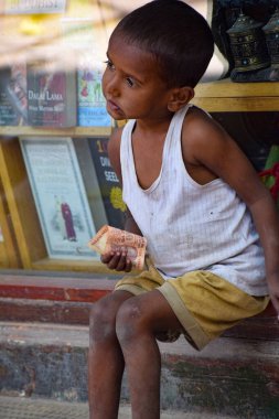 Eski Delhi, Hindistan - 9 Aralık 2019: Eski Delhi 'nin sokak çocuğu gündüz gözleriyle