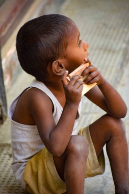 Eski Delhi, Hindistan - 9 Aralık 2019: Eski Delhi 'nin sokak çocuğu gündüz gözleriyle