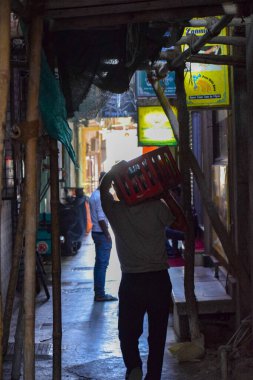 Eski Delhi, Hindistan - 9 Aralık 2019: Delhi 'nin eski caddesinde gündüz vakti farklı bir ifadeye sahip adam 