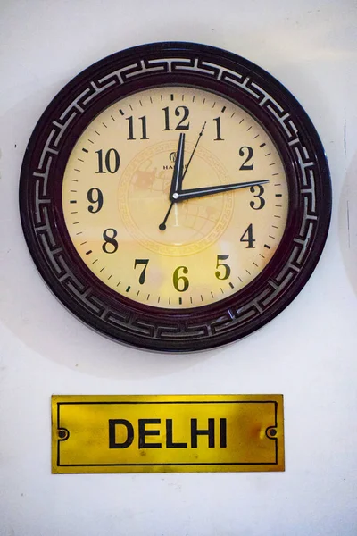Old Delhi India Desember 2019 Jam Logam Bundar Dinding Putih — Stok Foto