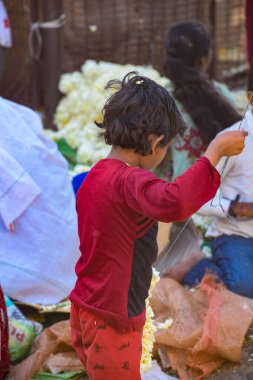 Ghazipur Phool Mandi çiçek pazarı sabahları Çin, Vietnam, Tayland ve Hindistan 'dan gelir.