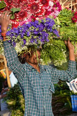 Yeni Delhi, Hindistan, 28 Kasım 2019: Ghazipur Phool Mandi çiçek pazarı sabah vakti, çiçeğin kendisi Çin, Vietnam, Tayland ve Hindistan 'dan geldi