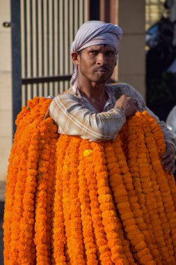 Yeni Delhi, Hindistan, 28 Kasım 2019: Ghazipur Phool Mandi çiçek pazarı sabah vakti, çiçeğin kendisi Çin, Vietnam, Tayland ve Hindistan 'dan geldi