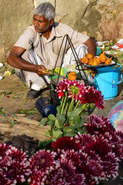 Yeni Delhi, Hindistan, 28 Kasım 2019: Ghazipur Phool Mandi çiçek pazarı sabah vakti, çiçeğin kendisi Çin, Vietnam, Tayland ve Hindistan 'dan geldi