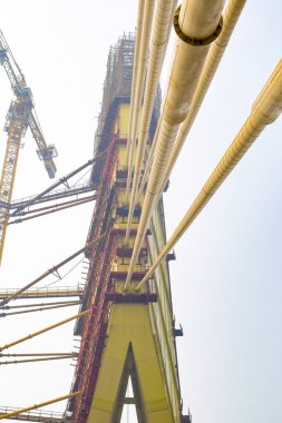 Yeni Delhi 'de Yamuna nehri boyunca inşa edilen imzalı köprünün görüntüsü.