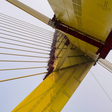 Yeni Delhi 'de Yamuna nehri boyunca inşa edilen imzalı köprünün görüntüsü.