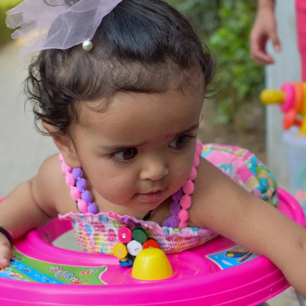 Imagem Menina Doce Uma Grinalda Close Retrato Bonito Meses Idade — Fotografia de Stock