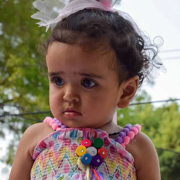 Imagem Menina Doce Uma Grinalda Close Retrato Bonito Meses Idade — Fotografia de Stock