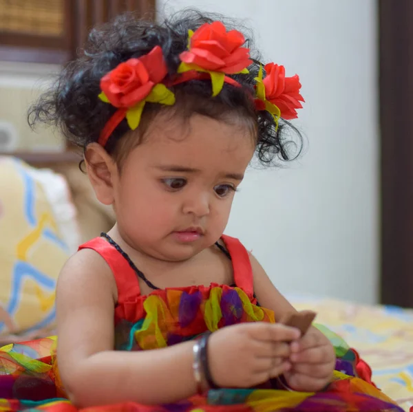 图片中甜美的女婴在花环里 可爱的12个月大的小女孩 蹒跚学步的小女孩 可爱的小女孩的特写 在户外拍照时笑着摆出可爱的姿势 — 图库照片