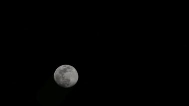 Moon Timelapse, Stock zamanaşımı: Dolunay karanlık gökyüzünde yükseliyor, gece vakti. Dolunay zamanı, gece karanlığında karanlık gökyüzünde ay ışığıyla birlikte kaybolur. Yüksek kaliteli beleş video kaydı veya zaman ayarlı