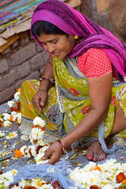 Yeni Delhi, Hindistan, 28 Kasım 2019: Ghazipur çiçek pazarı sabah, çiçeğin kendisi Çin, Vietnam, Tayland ve Hindistan 'dan geldi