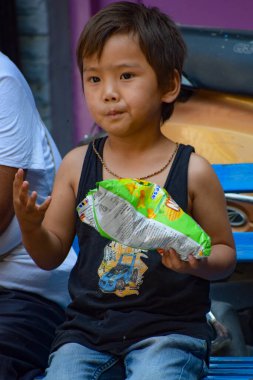 Eski Delhi, Hindistan - 9 Aralık 2019: Eski Delhi 'nin sokak çocuğu gündüz vakti, sokak fotoğrafçılığı