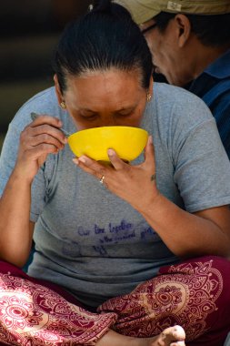 Eski Delhi, Hindistan - 9 Aralık 2019: Delhi 'nin eski caddesinde, sokak fotoğrafçılığı yapan kadın