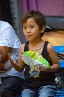 Eski Delhi, Hindistan - 9 Aralık 2019: Eski Delhi 'nin sokak çocuğu gündüz vakti, sokak fotoğrafçılığı