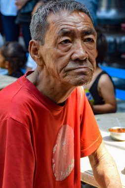 Eski Delhi, Hindistan - 9 Aralık 2019: Delhi, Sokak Fotoğrafçılığı 'nın eski caddesinde gün içinde farklı ifadelere sahip bir adam