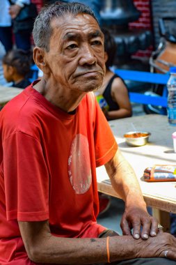 Eski Delhi, Hindistan - 9 Aralık 2019: Delhi, Sokak Fotoğrafçılığı 'nın eski caddesinde gün içinde farklı ifadelere sahip bir adam