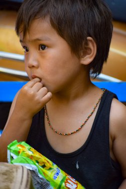 Eski Delhi, Hindistan - 9 Aralık 2019: Eski Delhi 'nin sokak çocuğu gündüz vakti, sokak fotoğrafçılığı