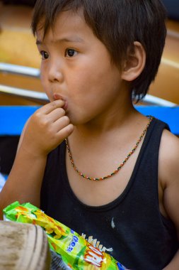 Eski Delhi, Hindistan - 9 Aralık 2019: Eski Delhi 'nin sokak çocuğu gündüz vakti, sokak fotoğrafçılığı