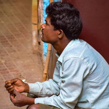 Eski Delhi, Hindistan - 9 Aralık 2019: Delhi, Sokak Fotoğrafçılığı 'nın eski caddesinde gün içinde farklı ifadelere sahip bir adam