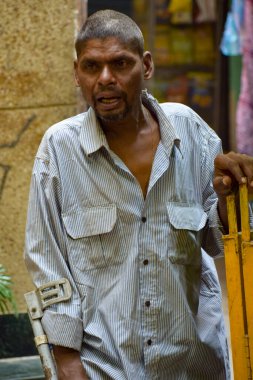 Eski Delhi, Hindistan - 9 Aralık 2019: Delhi, Sokak Fotoğrafçılığı 'nın eski caddesinde gün içinde farklı ifadelere sahip bir adam