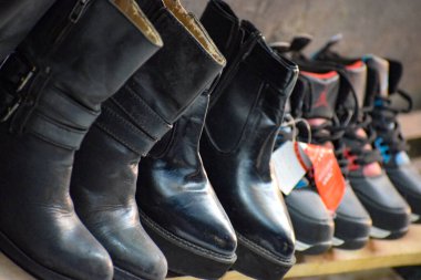 Gündüzleri Delhi 'nin Mini Tibet' i olarak da bilinen Majnu-ka-tilla 'nın içinde sokak fotoğrafçılığı, Delhi Caddesi Fotoğrafçılığı