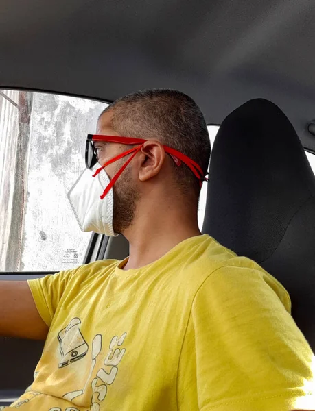 Hombre Maduro Máscara Médica Que Permanece Casa Bajo Cuarentena Foto — Foto de Stock