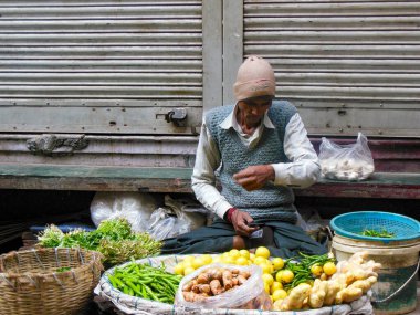 Eski Delhi, Hindistan - 9 Aralık 2019: Chawri Bazar, Delhi, Hindistan 'da bir toptan gıda ve sebze pazarıdır. 1840 yılında kurulmuş, Eski Delhi 'nin ilk toptan satış pazarıydı.