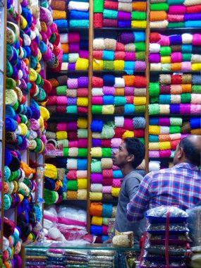 Eski Delhi, Hindistan - 9 Aralık 2019: Delhi 'deki Chandni Chowk pazarındaki esnaf veya sokak satıcılarının portresi