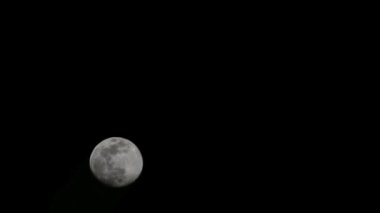 Moon Timelapse, Stock zamanaşımı: Dolunay karanlık gökyüzünde yükseliyor, gece vakti. Dolunay zamanı, gece karanlığında karanlık gökyüzünde ay ışığıyla birlikte kaybolur. Yüksek kaliteli beleş video kaydı veya zaman ayarlı
