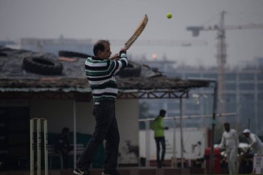 Delhi Hindistan 3 Mart 2020: Güneşli bir günde sahada oynayan kriket oyuncusu, sahada oynayan kriket oyuncusu, sahada oynayan kriket oyuncusu