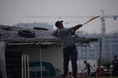 Delhi Hindistan 3 Mart 2020: Güneşli bir günde sahada oynayan kriket oyuncusu, sahada oynayan kriket oyuncusu, sahada oynayan kriket oyuncusu