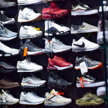 Gündüzleri Delhi 'nin Mini Tibet' i olarak da bilinen Majnu-ka-tilla 'nın içinde sokak fotoğrafçılığı, Delhi Caddesi Fotoğrafçılığı