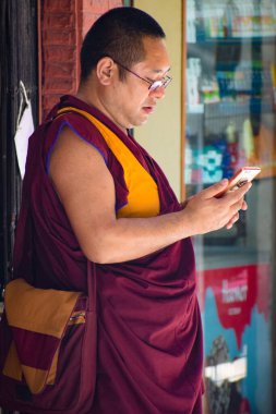 Eski Delhi, Hindistan - 9 Aralık 2019: Delhi, Delhi Sokak Fotoğrafçılığının eski sokağında gün içinde farklı bir ifadeye sahip bir adam 