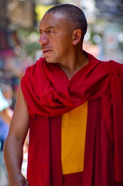 Eski Delhi, Hindistan - 9 Aralık 2019: Delhi, Delhi Sokak Fotoğrafçılığının eski sokağında gün içinde farklı bir ifadeye sahip bir adam 