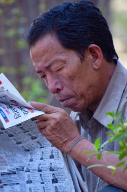 Eski Delhi, Hindistan - 9 Aralık 2019: Delhi, Delhi Sokak Fotoğrafçılığının eski sokağında gün içinde farklı bir ifadeye sahip bir adam 