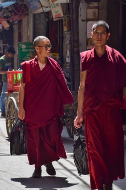 Eski Delhi, Hindistan - 9 Aralık 2019: Delhi, Delhi Sokak Fotoğrafçılığının eski sokağında gün içinde farklı bir ifadeye sahip bir adam 