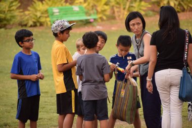 Yeni Delhi, Hindistan - 28 Aralık 2019: Gündüz vakti ünlü Lodhi Garden Parkı 'nda oynayan mutlu çocuklar, sabah sisli saatlerde Lodhi bahçe parkında oynayan bir grup çocuk.