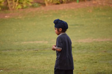 Yeni Delhi, Hindistan - 28 Aralık 2019: Gündüz vakti ünlü Lodhi Garden Parkı 'nda oynayan mutlu çocuklar, sabah sisli saatlerde Lodhi bahçe parkında oynayan bir grup çocuk.