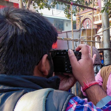 Gündüzleri Delhi 'nin Mini Tibet' i olarak da bilinen Majnu-ka-tilla 'nın içinde sokak fotoğrafçılığı, Delhi Caddesi Fotoğrafçılığı