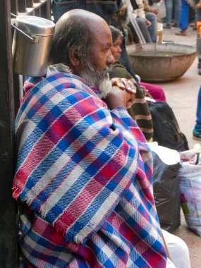 Eski Delhi, Hindistan - 9 Aralık 2019: İnsanlar tapınağın dışında Eski Delhi, Delhi Sokak Fotoğrafçılığı 'nda yemek ve para için oturuyorlar