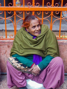 Eski Delhi, Hindistan - 9 Aralık 2019: İnsanlar tapınağın dışında Eski Delhi, Delhi Sokak Fotoğrafçılığı 'nda yemek ve para için oturuyorlar