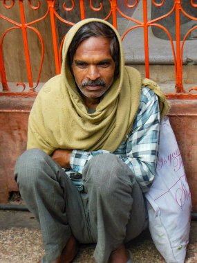 Eski Delhi, Hindistan - 9 Aralık 2019: İnsanlar tapınağın dışında Eski Delhi, Delhi Sokak Fotoğrafçılığı 'nda yemek ve para için oturuyorlar