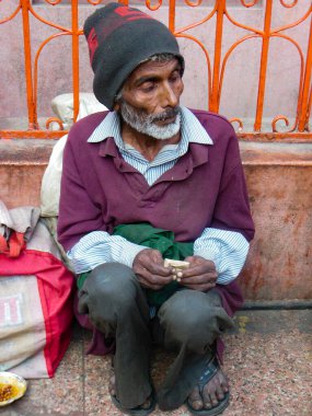 Eski Delhi, Hindistan - 9 Aralık 2019: İnsanlar tapınağın dışında Eski Delhi, Delhi Sokak Fotoğrafçılığı 'nda yemek ve para için oturuyorlar
