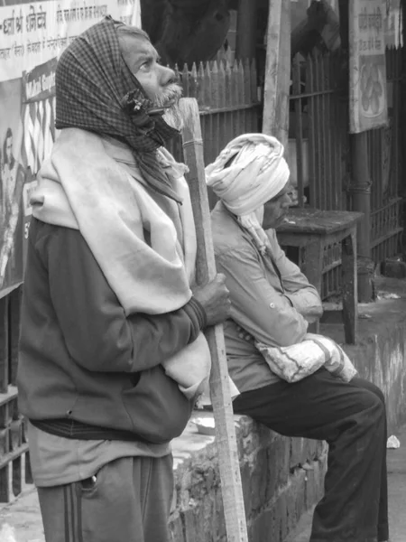 旧デリー インド 12月9 2019 人々は食べ物やお金のために寺院の外に座っている旧デリー デリーストリートフォト — ストック写真