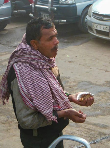 Eski Delhi, Hindistan - 9 Aralık 2019: İnsanlar tapınağın dışında Eski Delhi, Delhi Sokak Fotoğrafçılığı 'nda yemek ve para için oturuyorlar