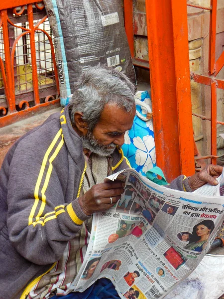 Old Delhi Índia Dezembro 2019 Pessoas Sentadas Fora Templo Por — Fotografia de Stock