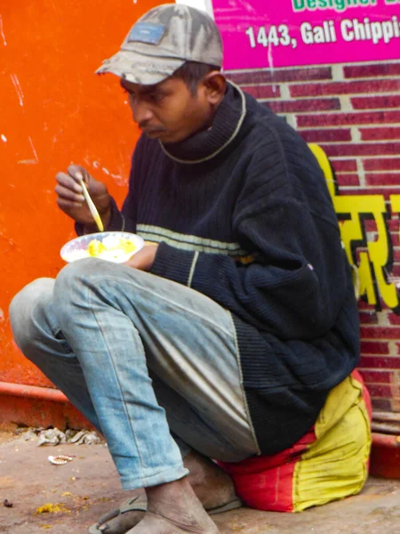 旧デリー インド 12月9 2019 人々は食べ物やお金のために寺院の外に座っている旧デリー デリーストリートフォト — ストック写真