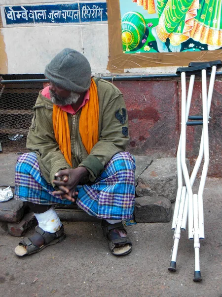 Old Delhi Índia Dezembro 2019 Pessoas Sentadas Fora Templo Por — Fotografia de Stock